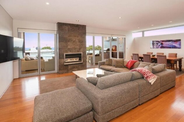 Opulent Oasis - Luxurious Old Dunsborough with Pool and Ocean Views - Photo5