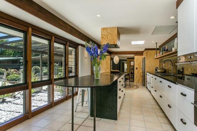 PTs Resort Style Luxury - Photo2
