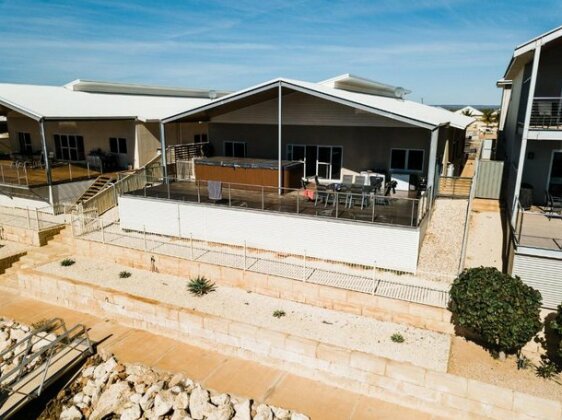 19 Corella Court - Spacious Deck With Swim Spa - Photo2