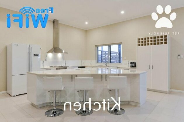 19 Corella Court - Spacious Deck With Swim Spa - Photo4