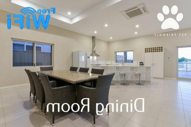 19 Corella Court - Spacious Deck With Swim Spa - Photo5