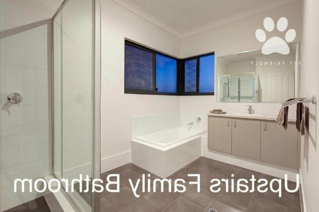 6 Corella Court - Private Jetty & Pool - Photo3