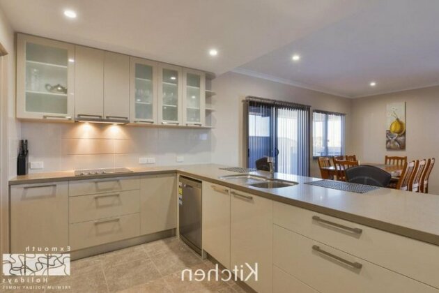 7 Kestrel Place - Private Jetty & Pool - Photo3