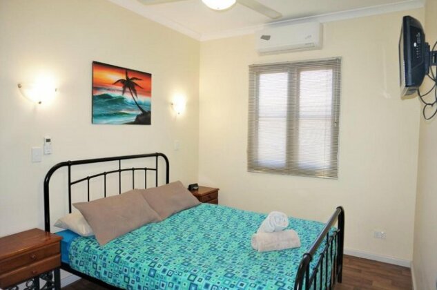 Exmouth Villas Unit 30 - Large undercover deck for entertaining - Photo5