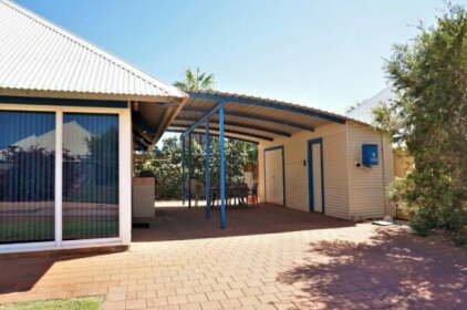 Osprey Holiday Village Unit 102 - Relax and unwind in the large spa bath