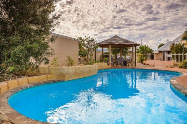 Osprey Holiday Village Unit 104 - Luxury spa bath with a view - Photo2