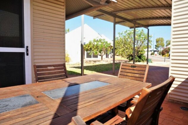Osprey Holiday Village Unit 104 - Luxury spa bath with a view - Photo4