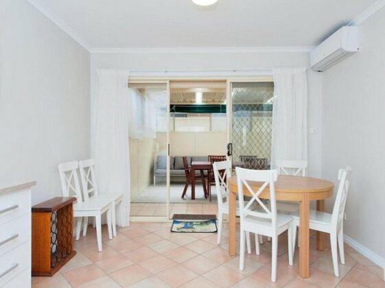 Occy's @ Fingal Bay - Photo4