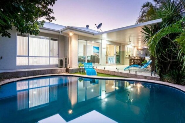 Broadbeach Waters Home With Private Pool