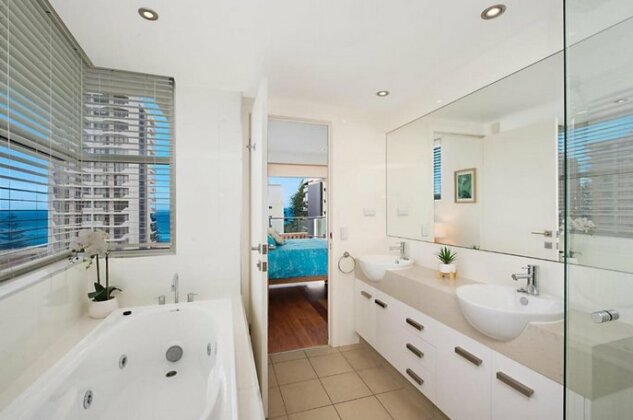 Eden Apartments Unit 801 - Modern 2 bedroom apartment close to the beach with Wi-Fi - Photo3
