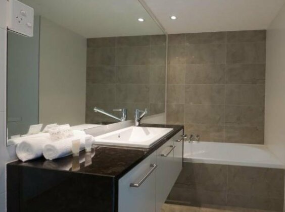 Hi Surf Beachfront Resort Apartments - Photo2