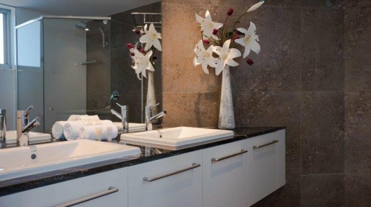 Hi Surf Beachfront Resort Apartments - Photo5