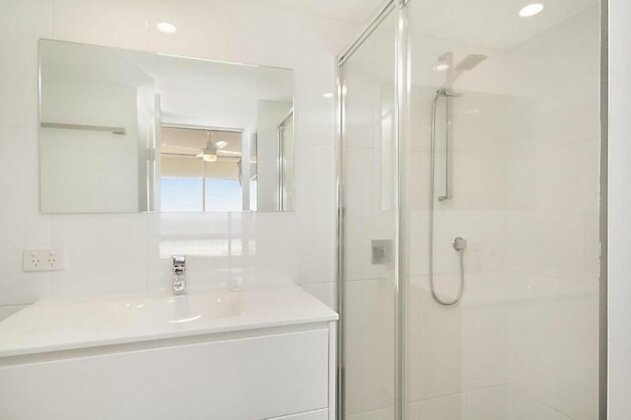 Kooringal unit 20 - Right on the beachfront in a central location Coolangatta - Photo4