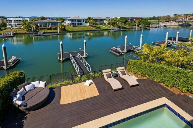 Luxury suite + private living room on waterfront in Hope Island - Photo2