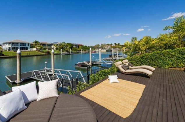 Luxury suite + private living room on waterfront in Hope Island - Photo3