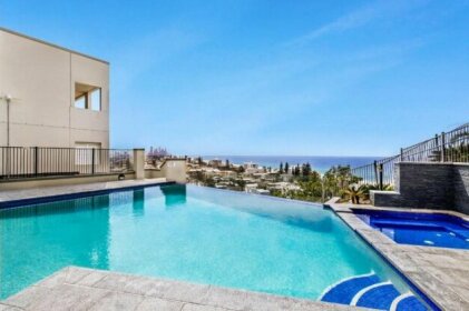 Unrivaled Ocean and City views from Resort Style 3bed with Garden