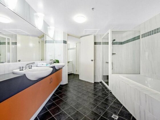 Victoria Square Apartments in the Heart of Broadbe - Photo3