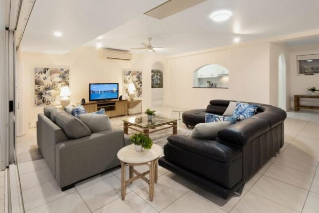 Bella Azure Two Bedroom Two Bathroom Spacious Ocean-view Apartment With Golf Buggy - Photo3