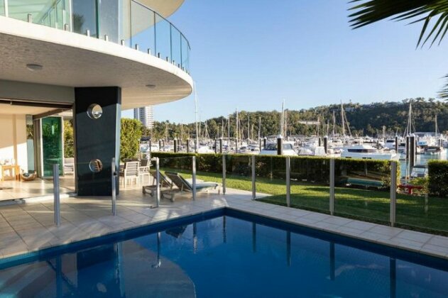 Pavillion 17 - Waterfront Spacious 4 Bedroom With Own Inground Pool And Golf Buggy