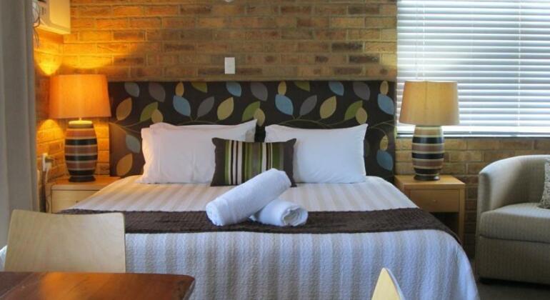 Hawks Nest Motel - Photo3