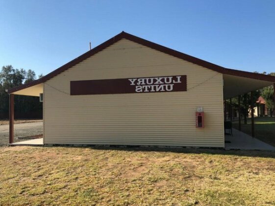 Outback Quarters- Motel Hay
