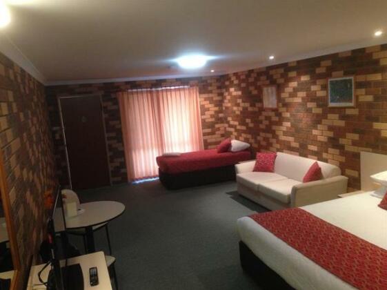 Highway Inn Motel - Photo2