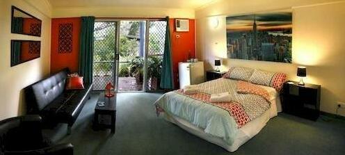 Colonial Village Cabins Camping & Tours - Hervey Bay YHA - Photo4