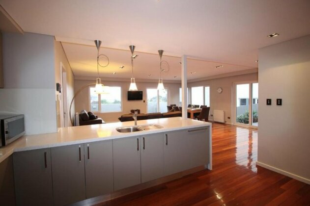 Sunny 3 Bedroom Apartment in Sandy Bay - Photo3