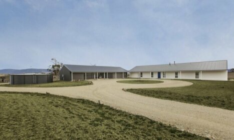 Manna Tree Farm -modern home with majestic views in stunning countryside