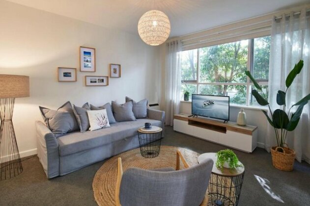1 Bedroom Apt With Parking Stroll To Elwood Beach