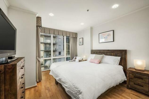 3 Bedroom Inner City Penthouse - Photo4