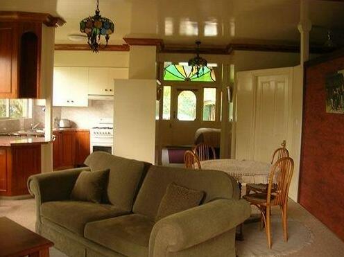 A Camelot Tower & Penthouse - Photo5