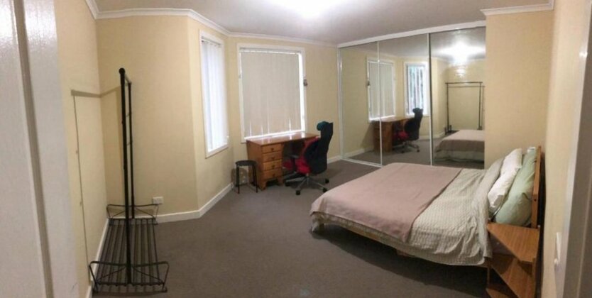 A large double bed room in a guesthouse in Oakleigh - Photo4