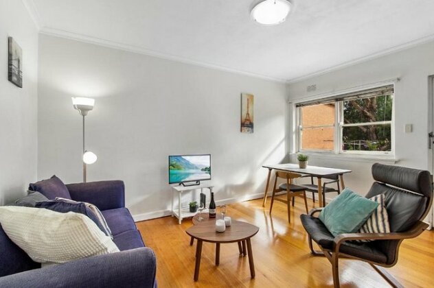 Comfy one-bedroom unit between city and airport - Photo2