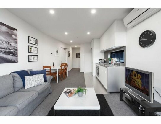 Modern 2 bed apartment in trendy Collingwood - Photo4