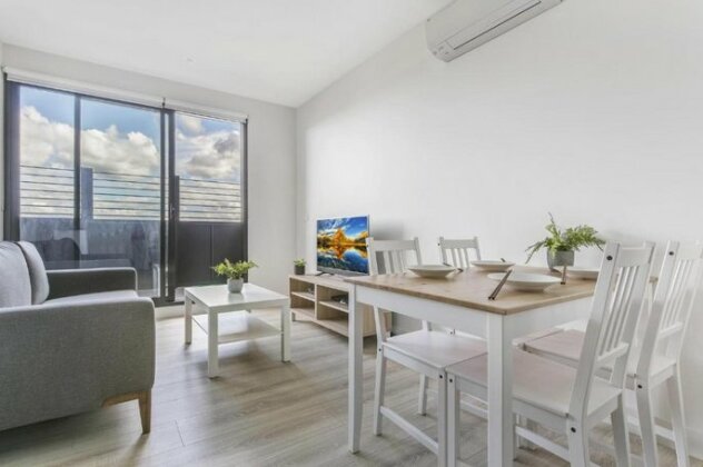 New One-Bedroom with Sweeping Views - Photo2