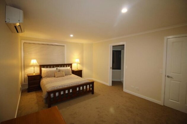 Silver House - Melbourne Airport Accommodation - Photo4