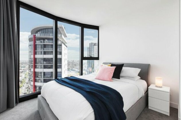Stunning luxury apartment high above the city - Photo3