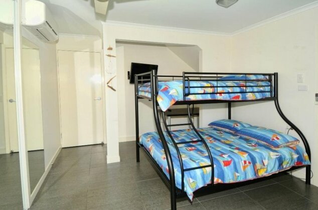 Coorumbong 36 - 6 BDRM Canal Home With Pool - Photo3