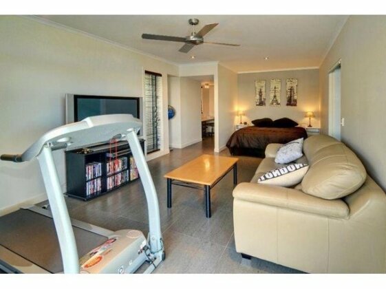 Coorumbong 36 - 6 BDRM Canal Home With Pool - Photo4