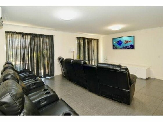 Coorumbong 36 - 6 BDRM Canal Home With Pool - Photo5