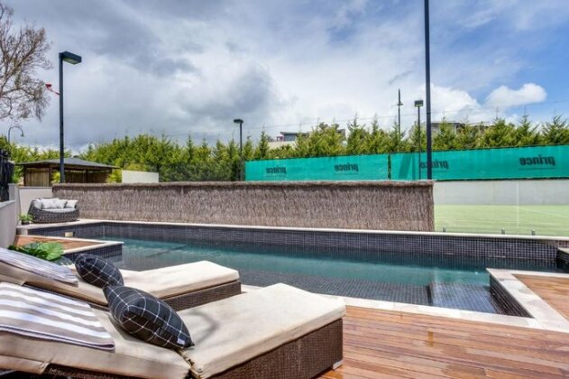 Kalina Retreat resort style tennis & pool