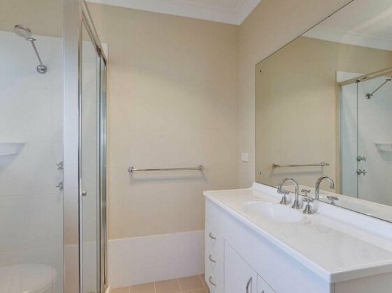 Tomaree Townhouse' 5/26-28 Tomaree Street - large air conditioned townhouse & WIFI - Photo3