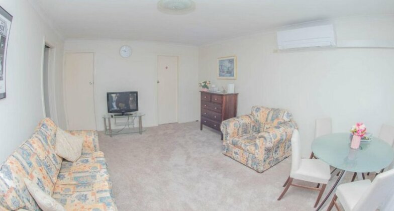 A two bedroom apartment in a peaceful suburb - Photo3
