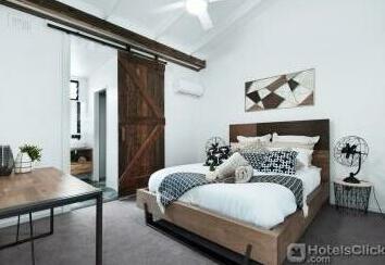 UNIQUE- Superb New York Loft Style 3 Bed Townhouse