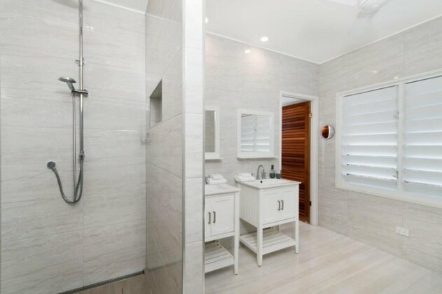 Bathers Port Douglas - Photo2
