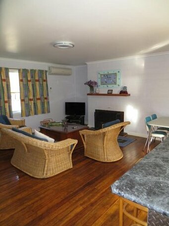 Orford Prosser Holiday Units - Photo2