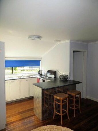 Orford Prosser Holiday Units - Photo3