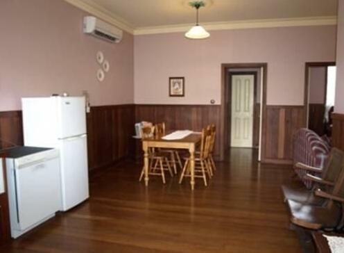 Pemberton Old Picture Theatre Holiday Apartments - Photo5