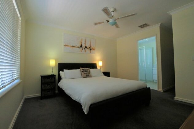 Mindarie Villa 4 bedroom house - Photo2